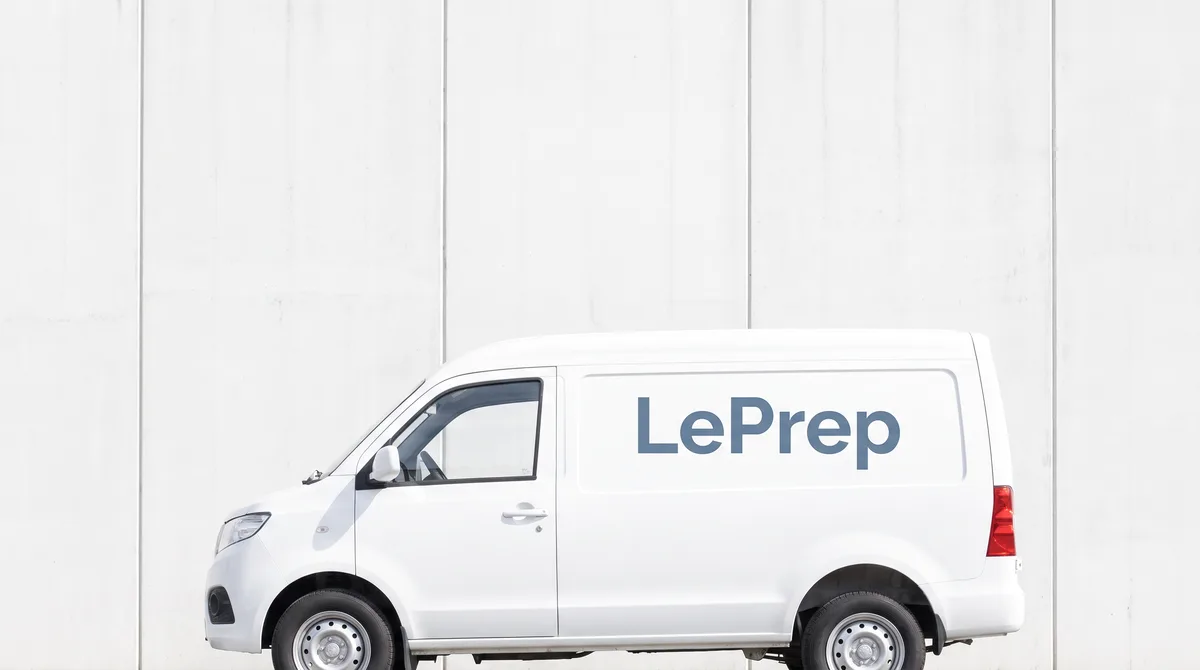 Weißer LePrep-Transporter seitlich vor einer hellen Betonwand